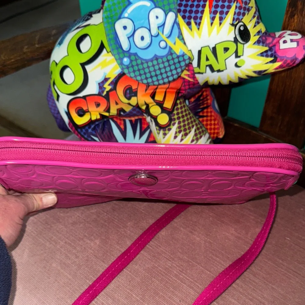 💕💕💕💕Coach Fuchsia Embossed IPAD Bag